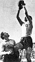 1942 Rocco con la maglia del Padova anticipato dal portiere del Savona (Laura Calore)